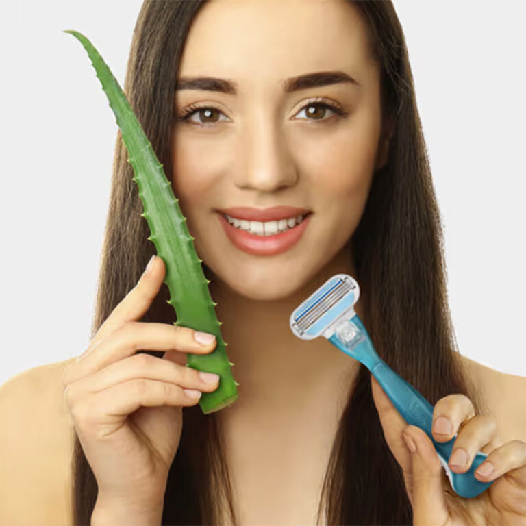 GILLETTE VENUS RAZOR WITH ALOE EXTRACT & 2 REFILLS COMBO PACK