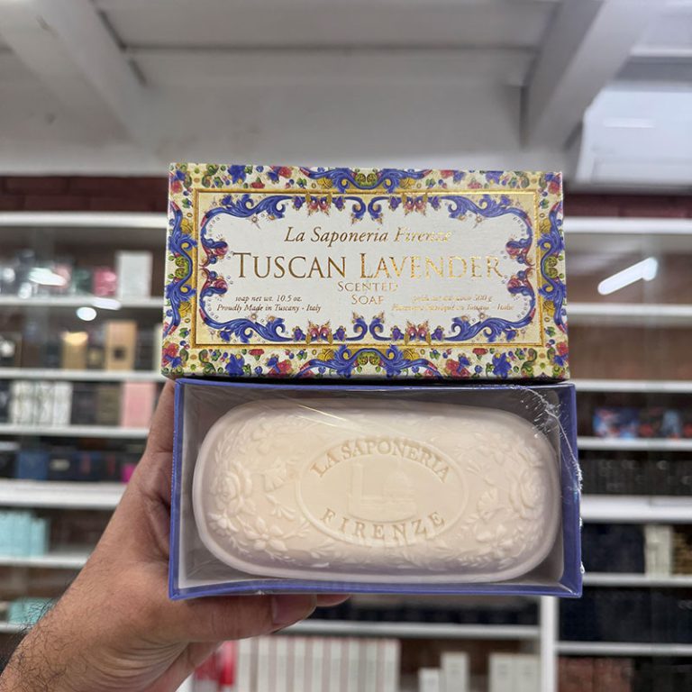 • Artisanal Italian Craftsmanship: Produced by Saponificio Artigianale Fiorentino using traditional Florentine methods. The soap bar itself features a beautifully sculpted or embossed design (often featuring the Florence Cathedral or intricate reliefs). • 100% Vegetable Base: Formulated entirely from a natural, plant-based vegetable structure without using harsh chemical detergents, synthetic dyes, or animal fats. • Deeply Moisturizing: Enriched with hydrating active ingredients like glycerin and shea butter to leave the skin soft, velvety, and smooth after every lather. • Authentic Tuscan Lavender Fragrance: Infused with a delicate, relaxing, and aromatic lavender scent inspired by Italian gardens. • Elegant Gifting Packaging: Comes individually enclosed in a decoratively illustrated gift box, making it highly suitable for luxury gifting or decorative bathroom display.